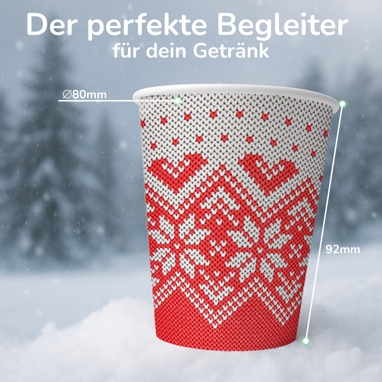 Roter Einwegbecher mit winterlichem Schneeflockenmuster (Herzen & Schneeflocken) im Schnee – ideal für Glühwein und Heißgetränke.