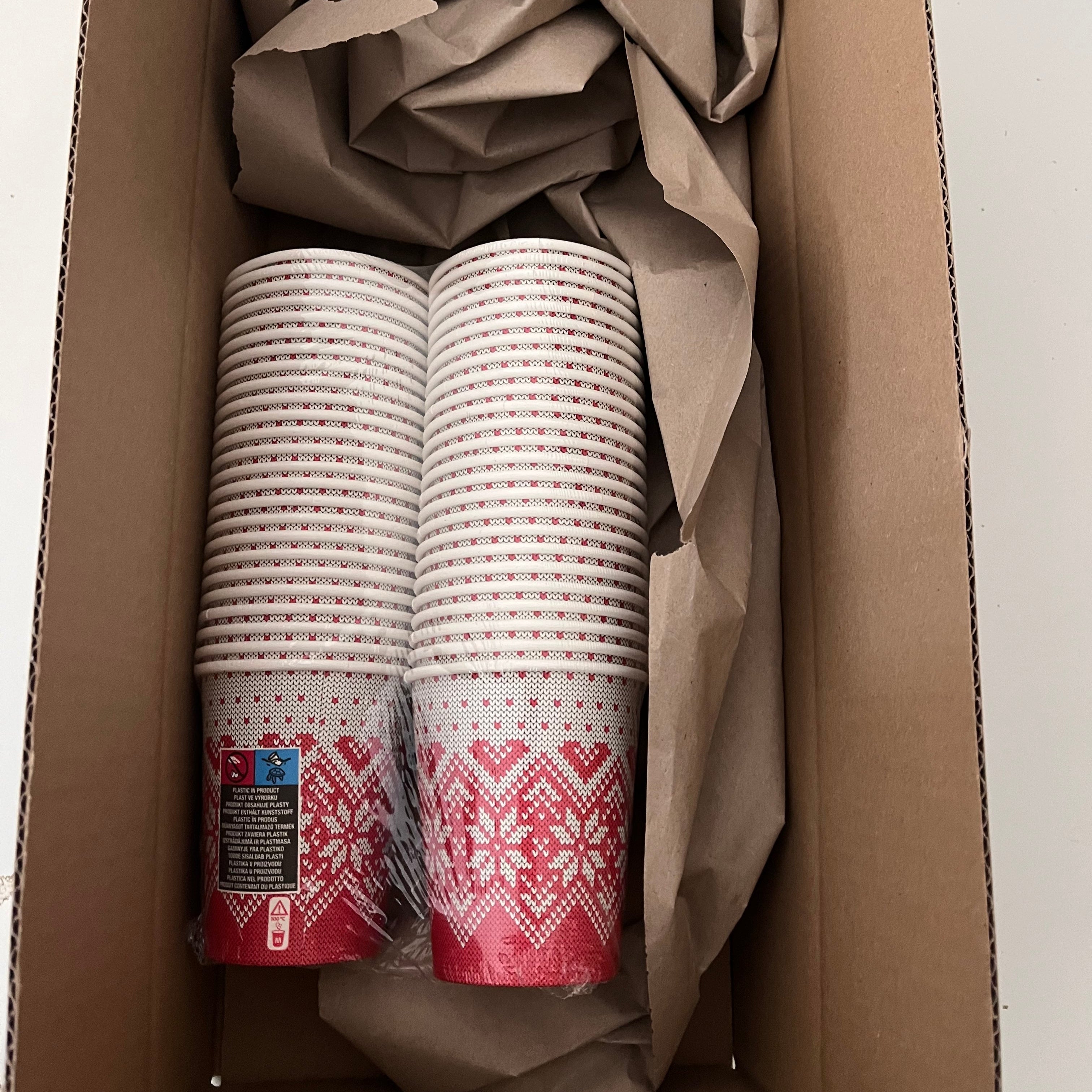 Produktfoto der roten Glühwein Einwegbecher aus Pappe von einem zufriedenem Kunden