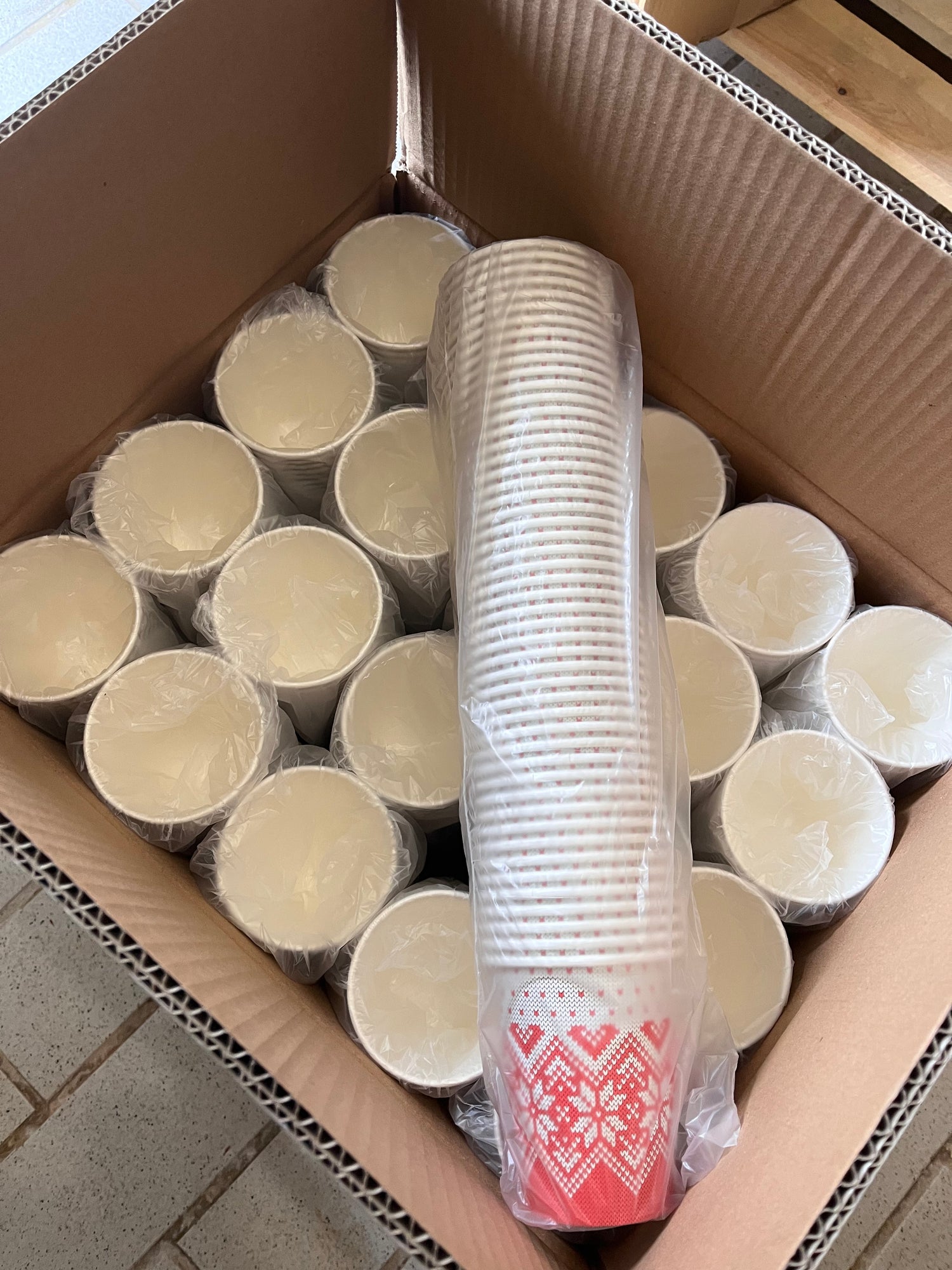 Foto vom Karton der 1000 Glühweinbecher in rot. Fotografiert von einem zufriedenem Kunden
