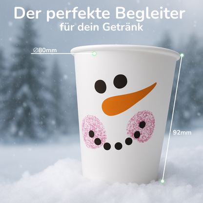 Weißer Pappbecher Weihnachten steht im Schnee. Größengrafik des 200ml Bechers